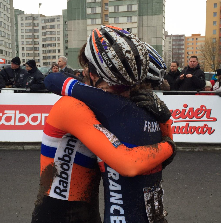 El abrazo entre dos amigas, Vos y PFP, tras cruzar meta | © José Been