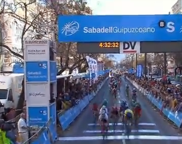 El Pelotón Fabio Felline sorprende a Matthews en Vitoria