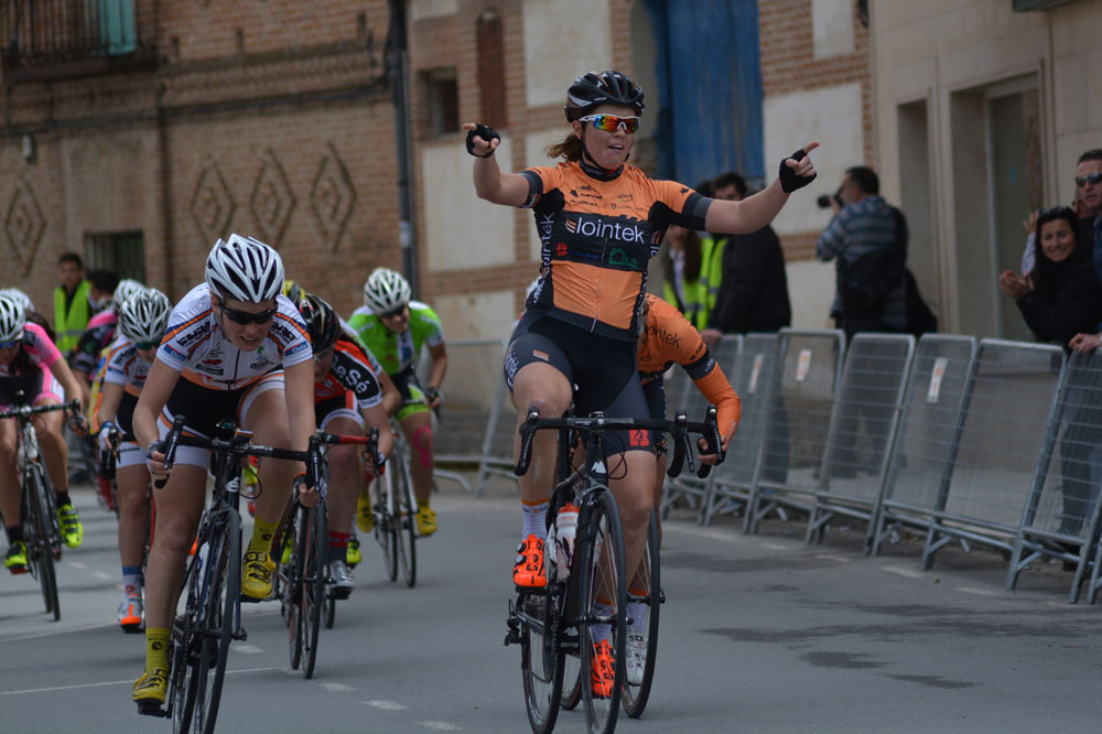 El Pelotón Lointek Team debuta con victoria en la Copa de España