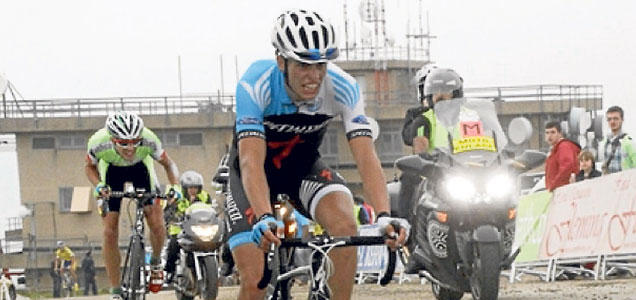 El Pelotón Enric Mas vence en la Vuelta al Bidasoa