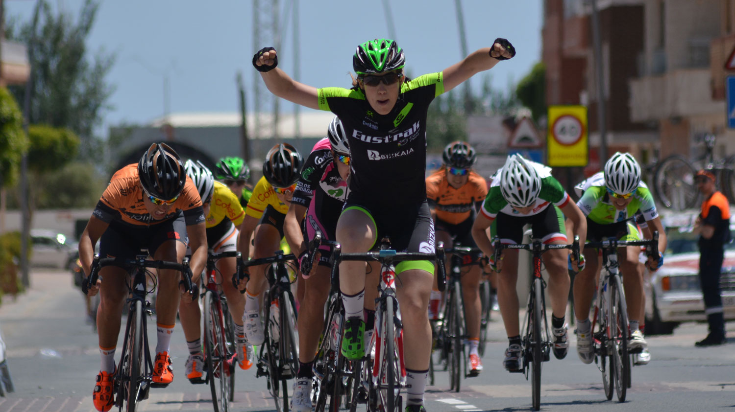 El Pelotón Ana Usabiaga se impone al sprint en el Trofeo Roldán