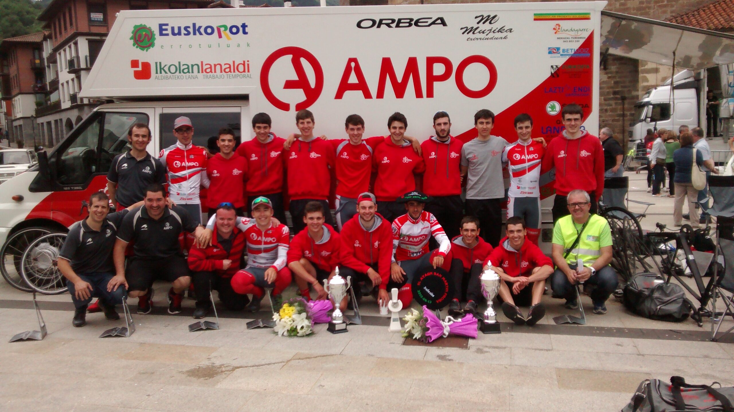 El Pelotón Los hermanos Izagirre orgullosos del AMPO-Goierriko T.B.