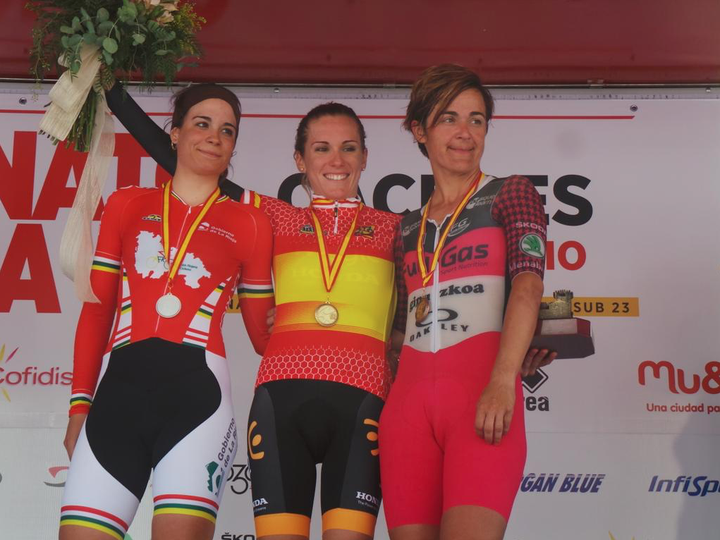 Sheyla Gutiérrez (2.ª), Anna Sanchis (1.ª) y Leire Olaberria (3.ª), podio de la crono en 2015. Foto (c) RFEC