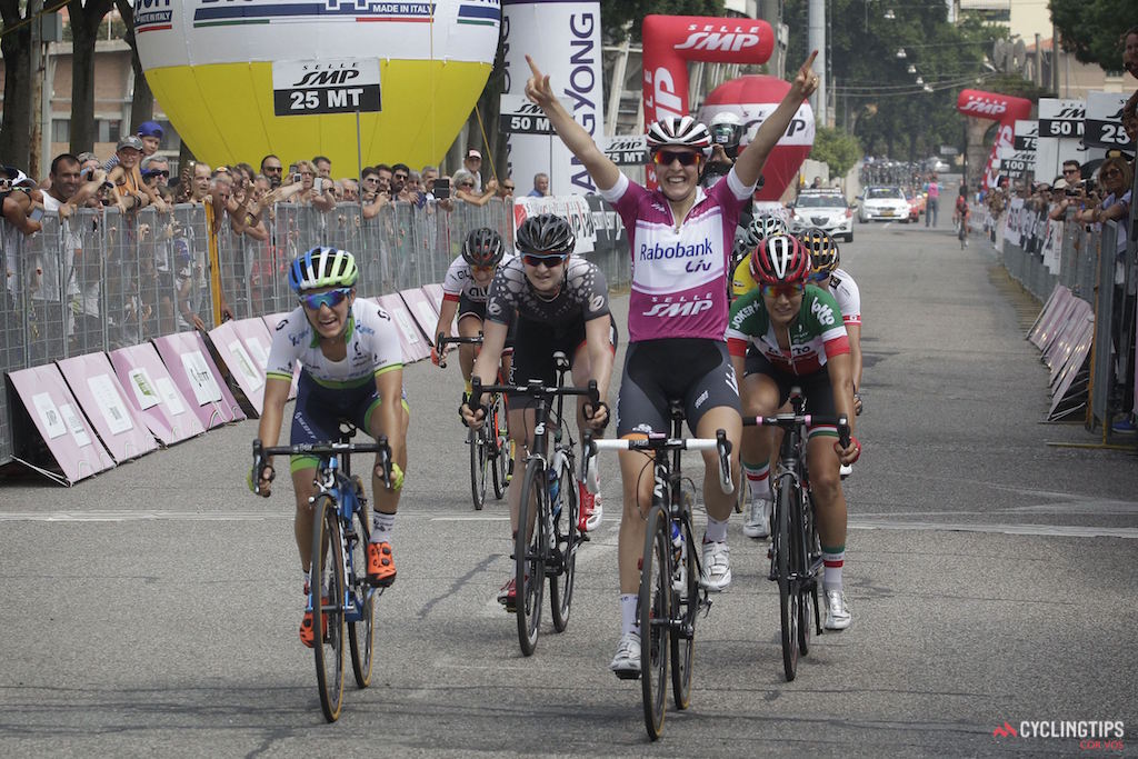 El Pelotón Brand gana en fuga la tercera del Giro