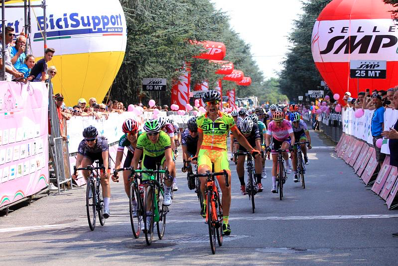 El Pelotón Cucinotta gana el único esprín del Giro