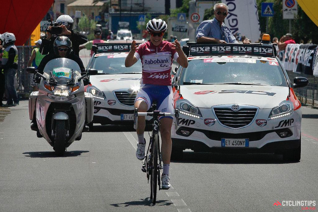 El Pelotón Brand gana a lo campeona en Loano