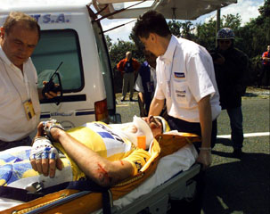 Boardman, evacuado en camilla tras su caída en el Tour (Foto: Graham Watson)