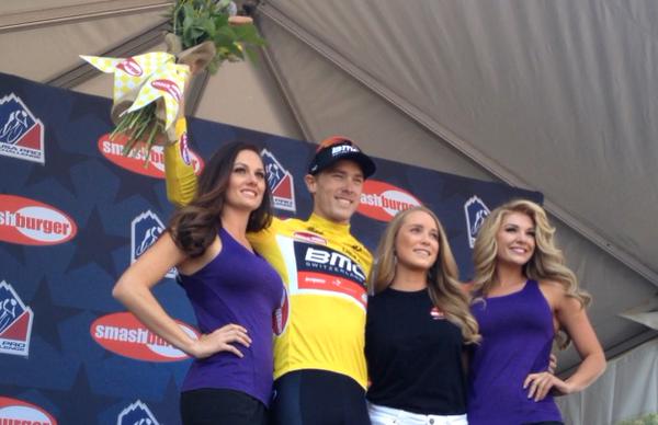 El Pelotón Rohan Dennis no espera a la crono para hacerse con el liderato