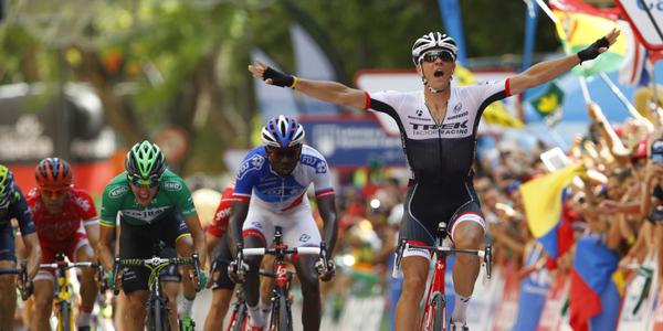 El Pelotón Stuyven triunfa dentro del caos