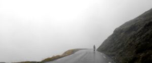 Manu engullido por la niebla camino de Tourmalet