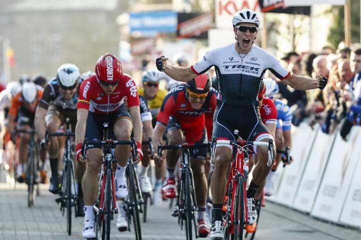 El Pelotón Danny Van Poppel logra un triunfo agónico