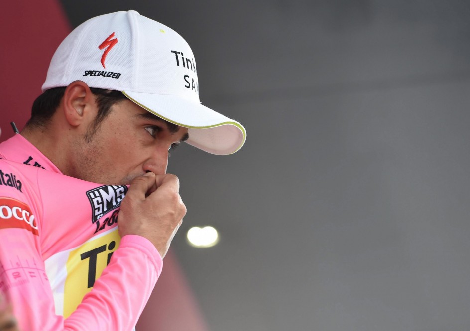 Emocionado. Contador recogió la maglia rosa con lágrimas en los ojos, consciente de la machada que acababa de realizar. © Tim de Waele
