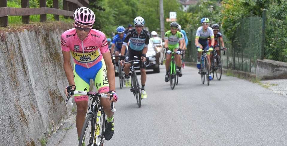 Remontada histórica. Uno a uno, Contador fue superando a ciclistas que veían impotentes como la maglia rosa les adelantaba a un ritmo frenético. © Tim de Waele