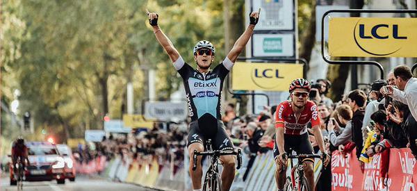 El Pelotón Trentin triunfa en Tours