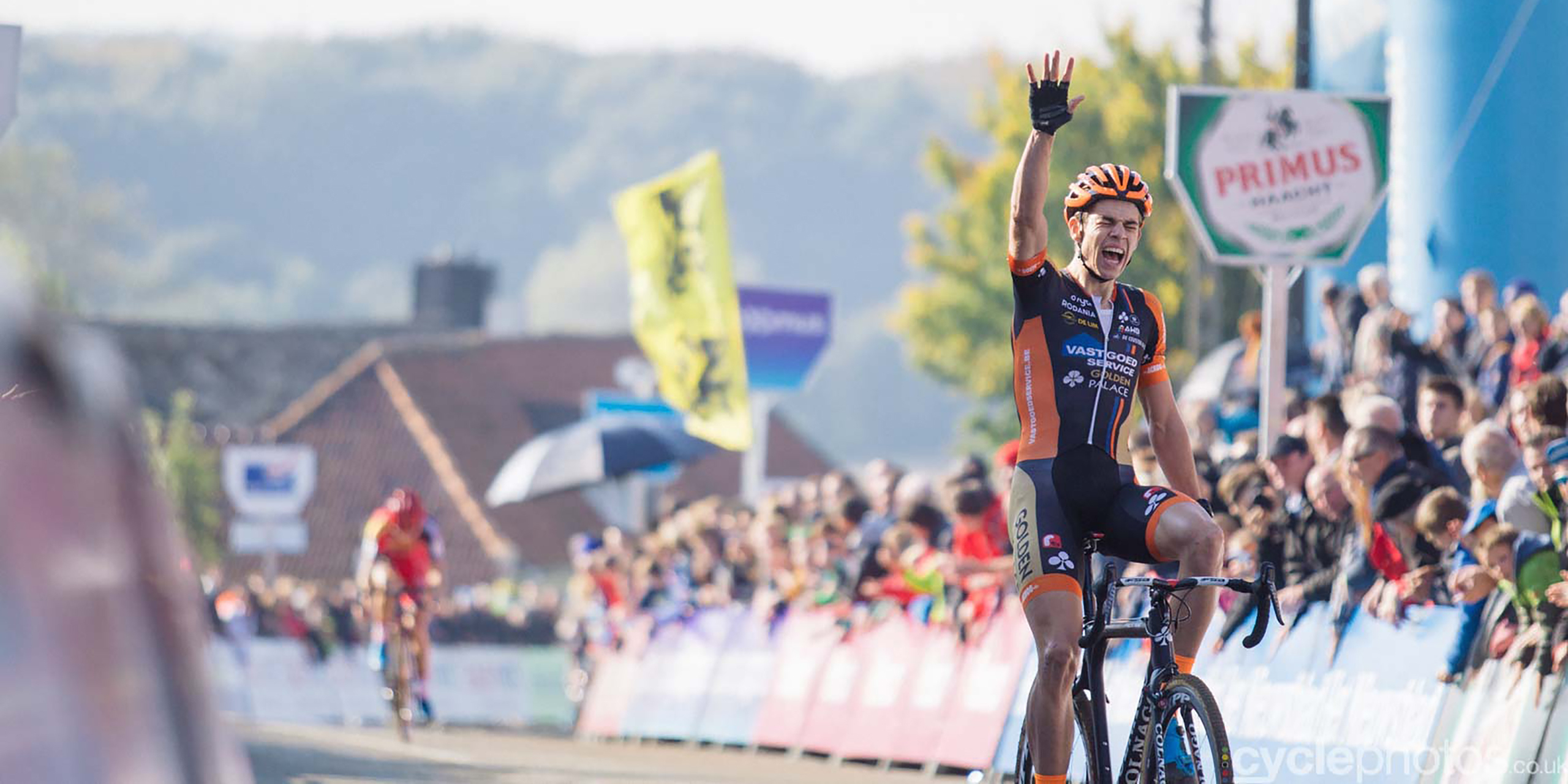 Van Aert venciendo en Ronse. Foto © Cyclephotos