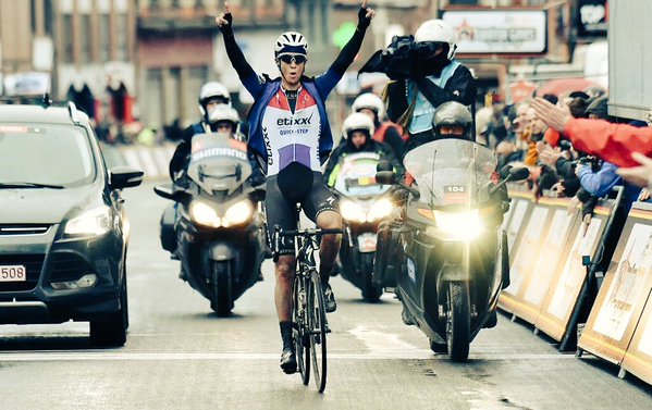 El Pelotón Niki Terpstra reina en el pavé