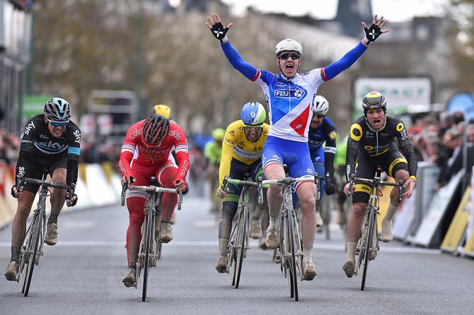 El Pelotón Demare resurge entre frío y barro