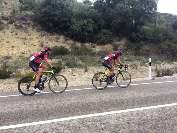 Carretero y Carapaz en busca de la meta en Torredonjimeno (Fuente: @ClasicaTorredon )