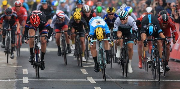 El Pelotón Van Poppel saborea la victoria en Yorkshire