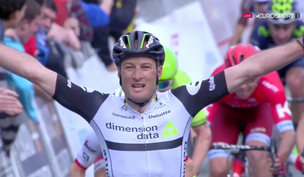 El Pelotón Cummings se lleva la victoria en el caos vasco