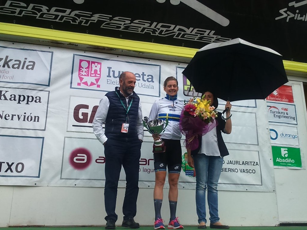 Emma Johansson en el podio de la primera etapa de la Bira. Foto © CiclismoFem - El Pelotón
