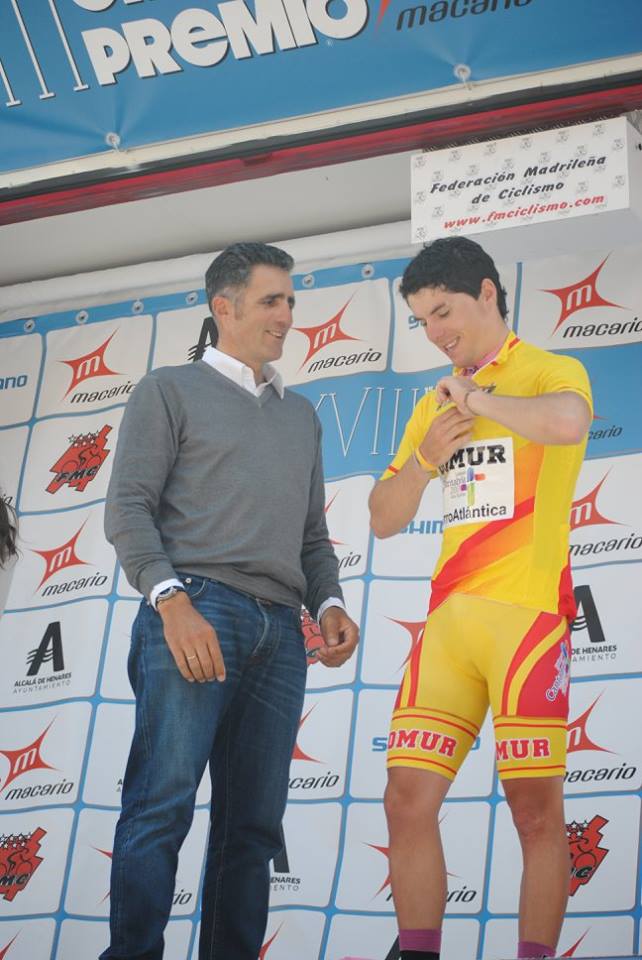 Antonio Angulo recibiendo el maillot amarillo definitivo de manos de Miguel Indurain (Fuente: Facebook "Chavita Angulo")