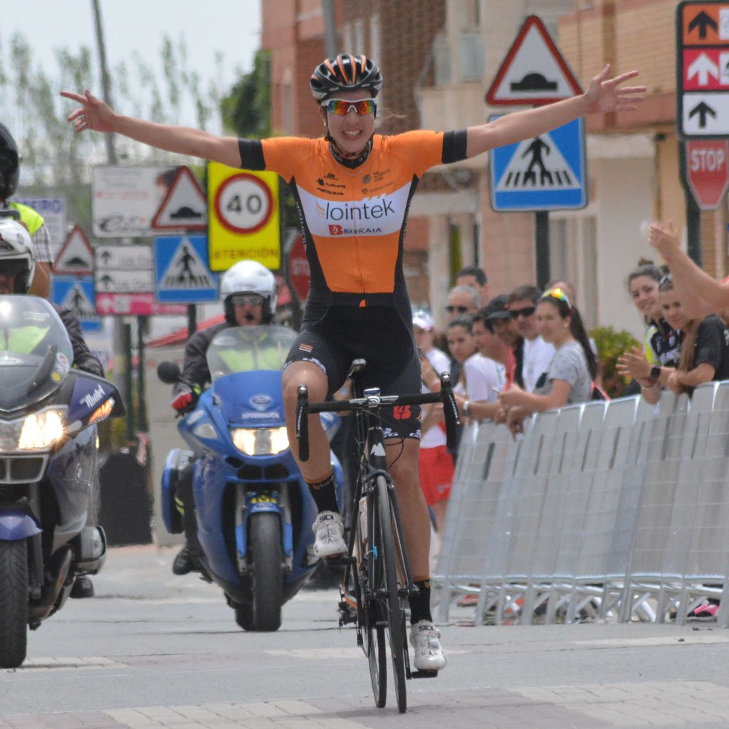 Gloria Rodríguez (Lointek) entrando a meta, victoriosa, en casa. Foto © FCRM