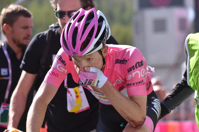 Una mirada que no hace falta describir. Así de destrozado llegaba Steven Kruijswijk a Risoul. Parece que el Giro se le ha escapado, pero todavía resta una oportunidad por delante. © Tim de Waele