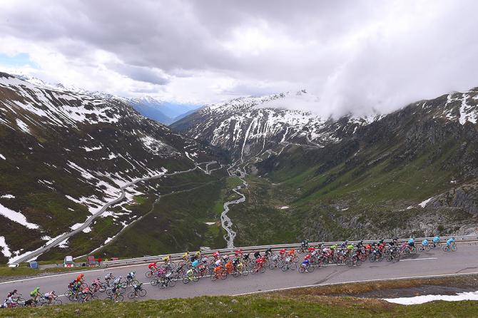 Las carrera suizas siempre nos dejan imágenes espectaculares de los ciclistas. © Tim de Waele 