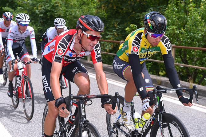 Sagan, que será líder un día más, charla con Dillier (BMC) durante el transcurso de la etapa de hoy. © TDWSport