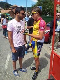 Jordi Simón charlando antes de salir en la 2ª etapa de la Vuelta a León que se acabó adjudicando, con nuestro compañero Fabio