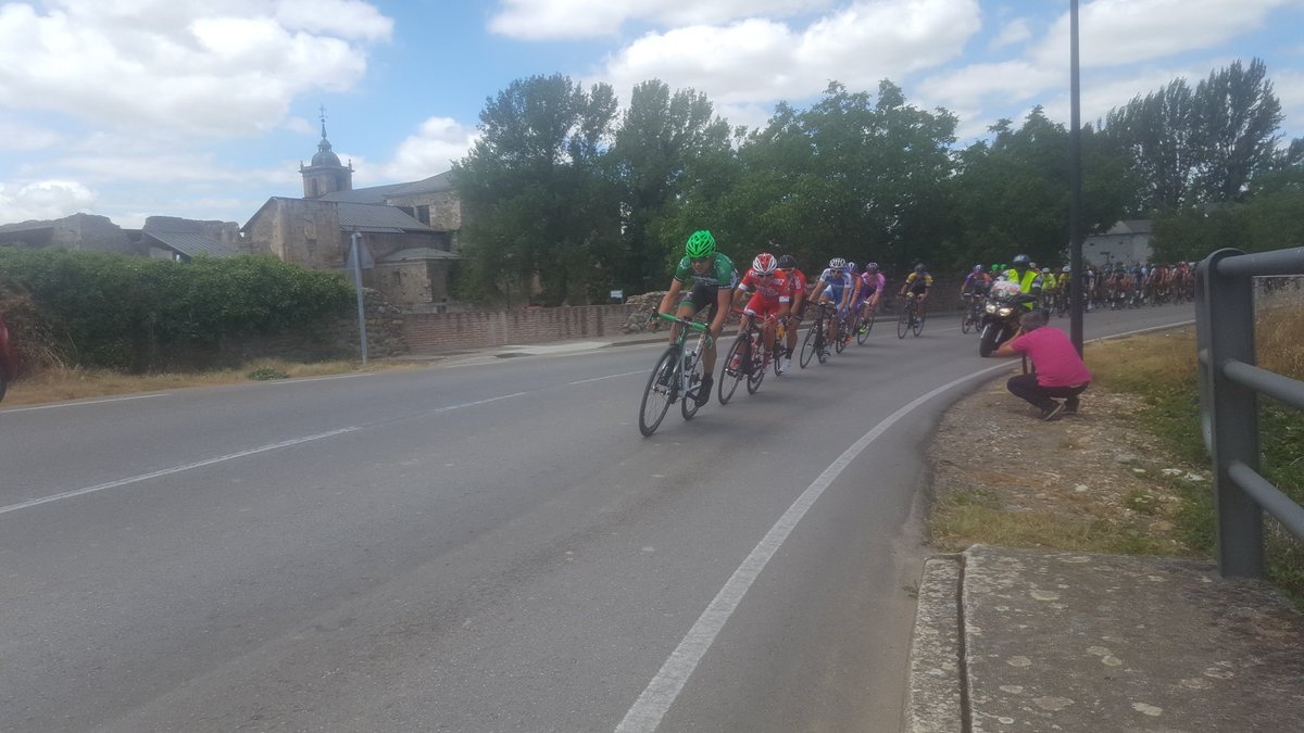El Pelotón Chava y Jurado viven un "déjà vu" en Cabañas Raras El pelotón volando al paso por el Monasterio de Carracedo en el transcurso de la 4ª etapa
