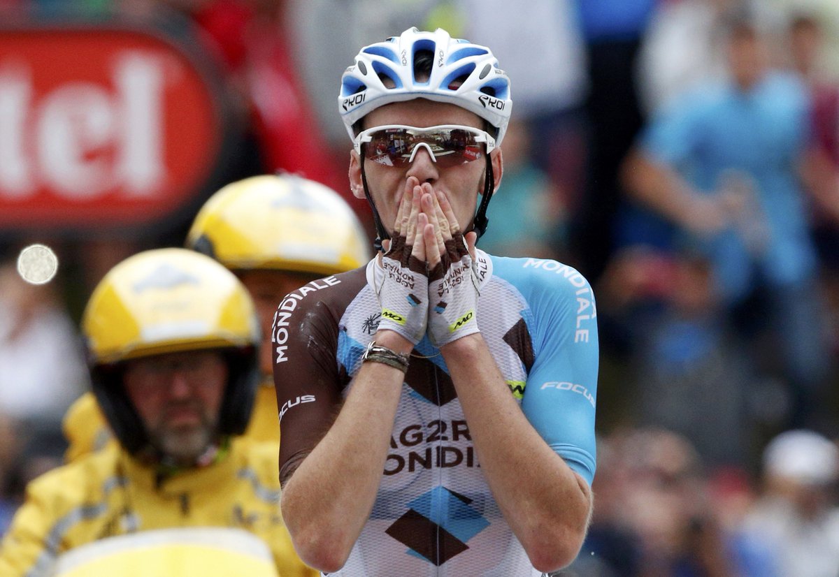 El Pelotón Bardet y la lluvia despiertan el Tour