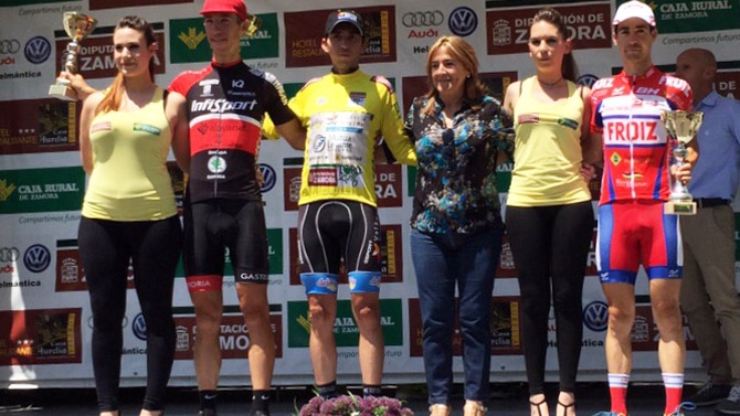 Podium de la Vuelta a Zamora 2015 con Iván Martínez en lo más alto (Fuente: zamora24horas.com)