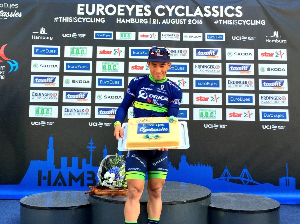 El Pelotón Ewan gana con polémica en Hamburgo