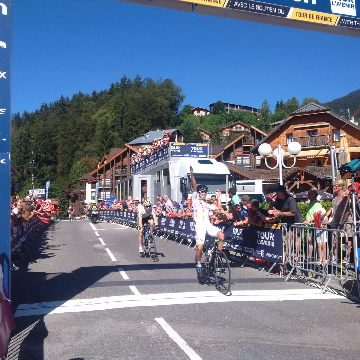 El Pelotón Colombia triunfa en el primer final en alto de Porvenir con John Rodríguez