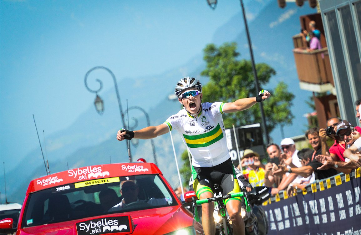 El Pelotón Gaudu ya es líder del Porvenir en el día de la exhibición del "aussie" Schultz Schultz exultante al entrar en meta (Fuente: @tourdelavenir )