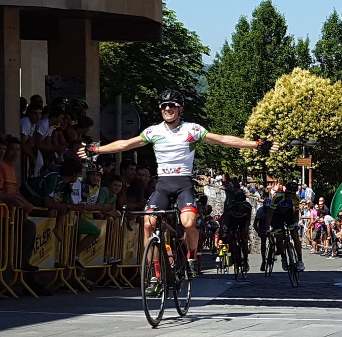 El Pelotón Resumen del fin de semana amateur: Gonzalo Serrano se queda sin calificativos en Toledo Egoitz entrando victorioso en Oiartzun con el maillot de líder del Euskaldun (Fuente: @Mertxe_beriain )