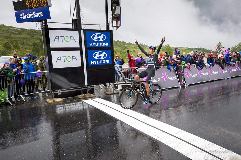 El Pelotón Gianni Moscon se estrena bajo la lluvia en Noruega