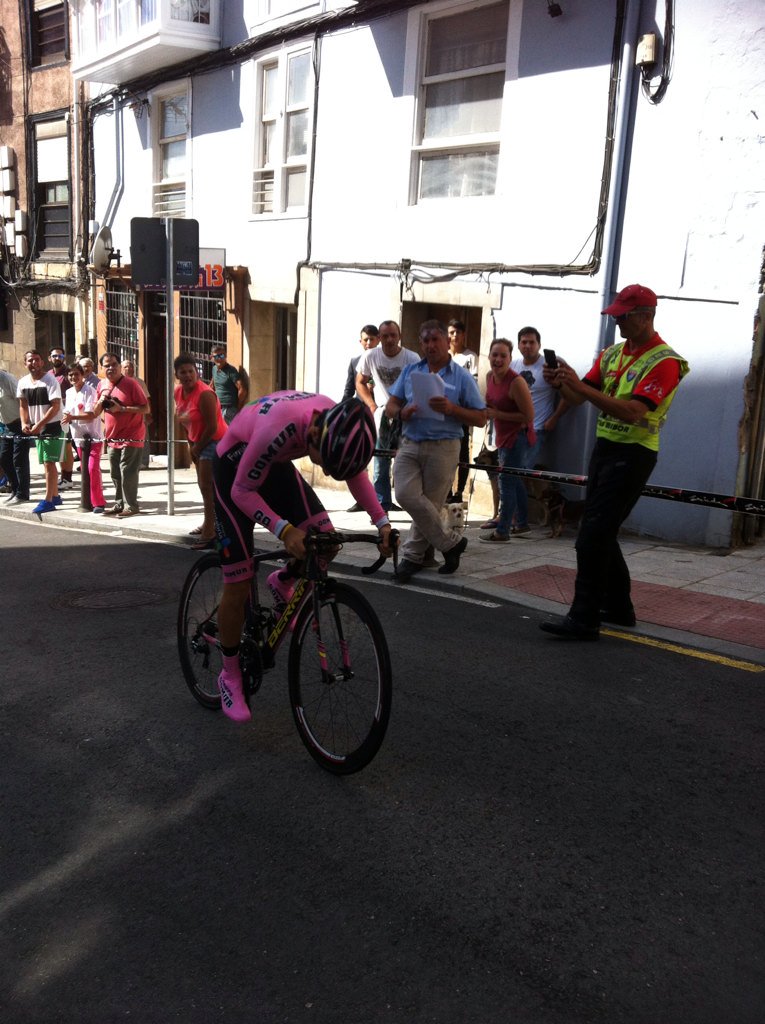 Antonio Angulo , vencedor de la crono en Santander, sufriendo en los últimos metros (Foto: @Isma213 )