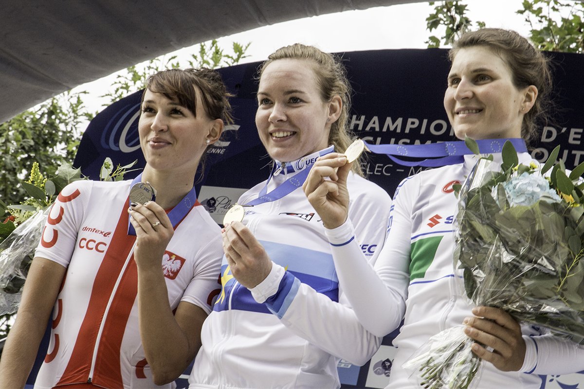 Niewiadoma, Van der Breggen y Longo Borghini, podio élite. Foto © UEC