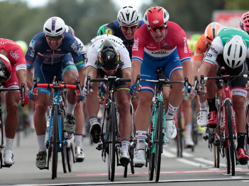 El Pelotón Groenewegen sorprende a los grandes