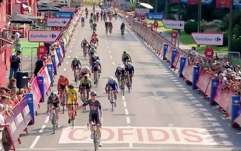 Jolien D'hoore victoriosa. Imagen @LaVuelta