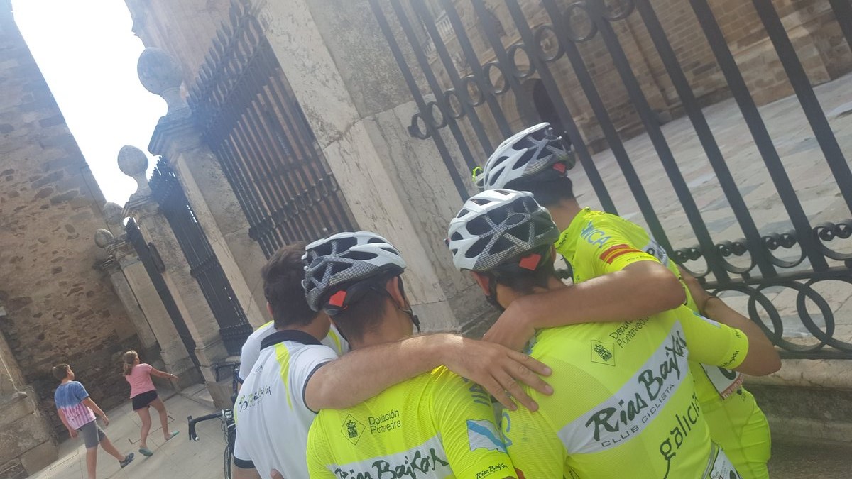 El abrazo en Astorga, fiel reflejo del etapón protagonizado por los gallegos en la 3ª etapaa de la Vuelta a León