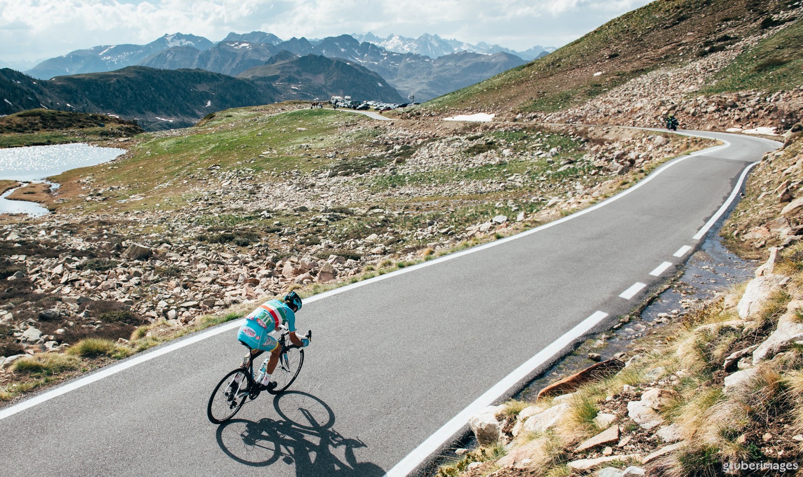 Nibali recorrió en solitario los últimos kilómetros de la 20º etapa, disputada en los espectaculares Alpes franco-italianos. © Cor Vos