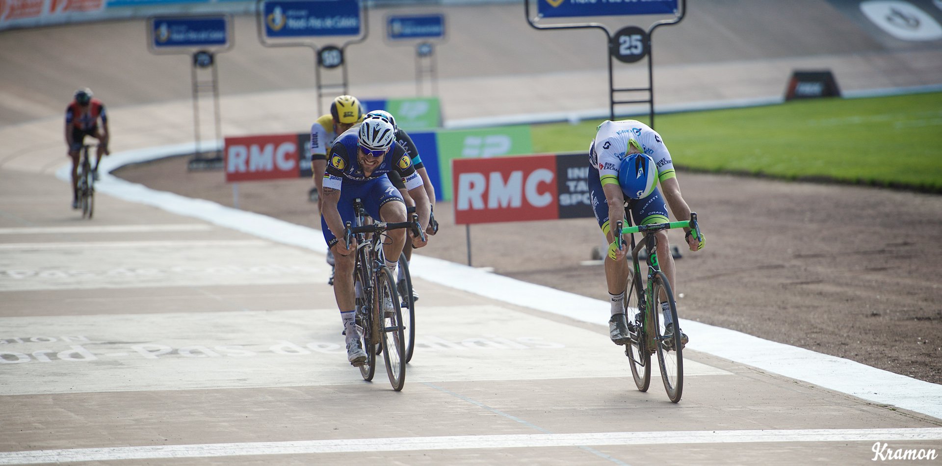 Por centímetros. Hayman lograba la victoria de su vía ante un Boonen que se quedó a las puertas de proclamarse campeón de la Paris-Roubaix por quinta vez. © Kramon