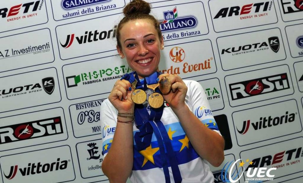 El Pelotón Letizia Paternoster, presente y futuro del ciclismo italiano Con sus medallas del Europeo. Foto © UEC