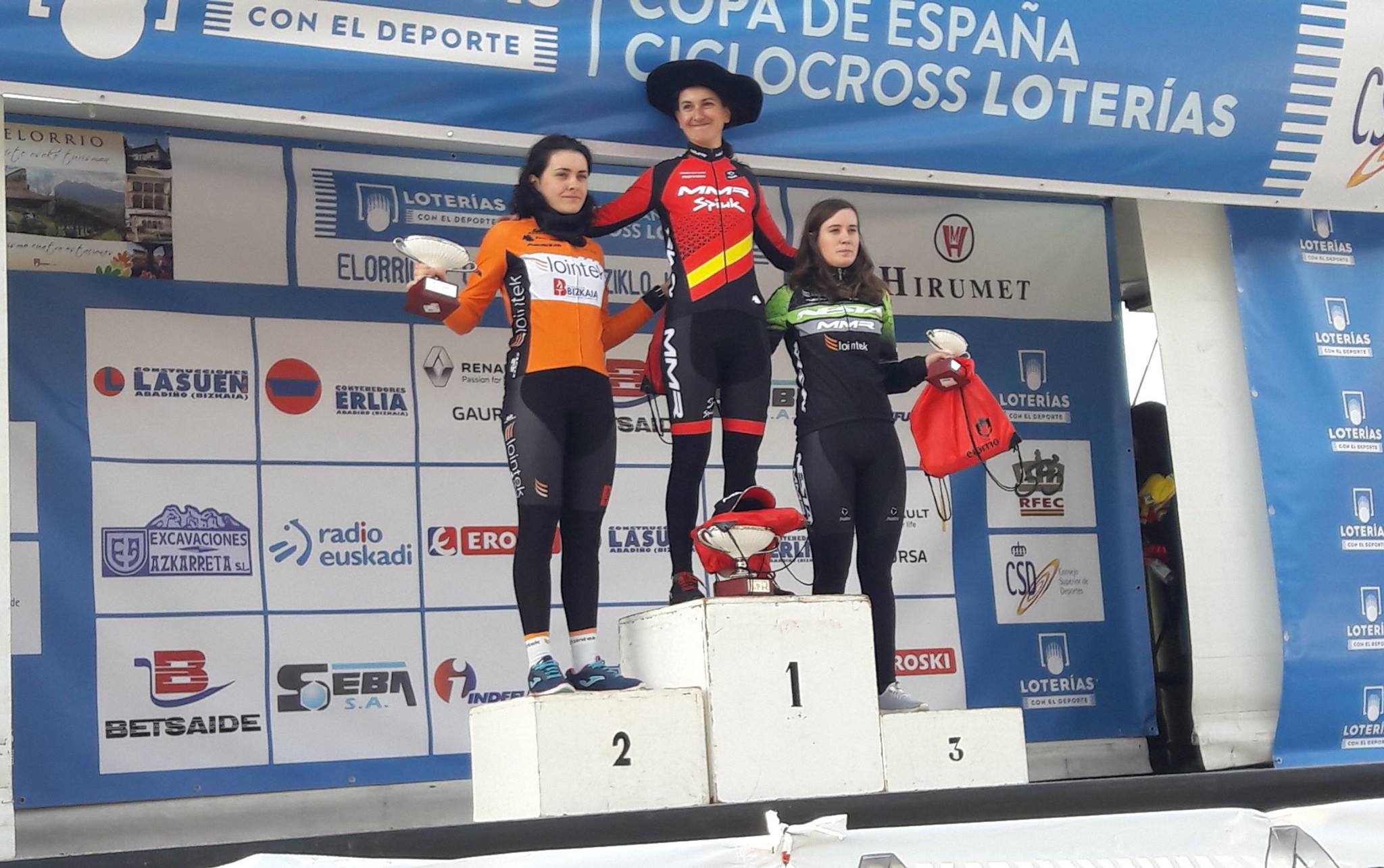 Podio femenino de Elorrio. Foto © Agustín Ruiz Larringan / Federación Vizcaína de Ciclismo