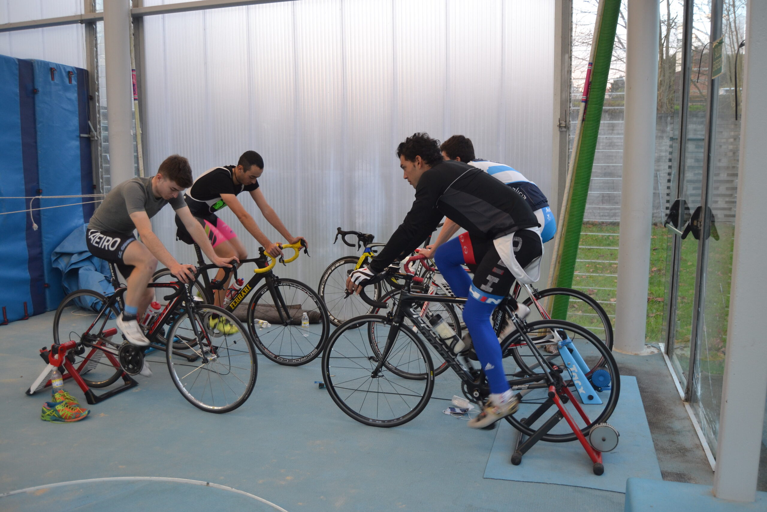 El Pelotón El Club Ciclista Rías Baixas empieza a rodar en el campus de la Universidad de Vigo
