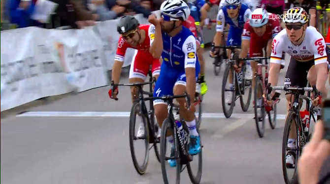 El Pelotón Gaviria se impone a Greipel con polémica